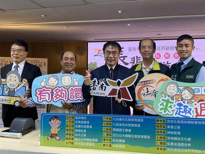 民進黨中執會提名競選連任在即，台南市長黃偉哲（中）今早出席活動。（曹婷婷攝）