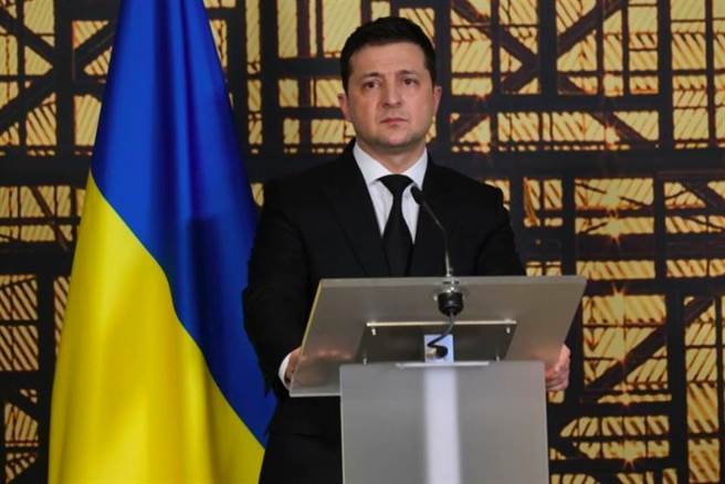 俄乌军事衝突已持续一周，中国社科院专家孙壮志观察：乌克兰显然是挺住了，而且多了些信心。图为乌克兰总统泽伦斯基。（图／Shutterstock）