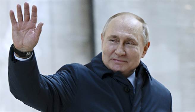 俄羅斯總統普丁2月27日在莫斯科視察國家太空局工地後離開現場的神情。（美聯社）