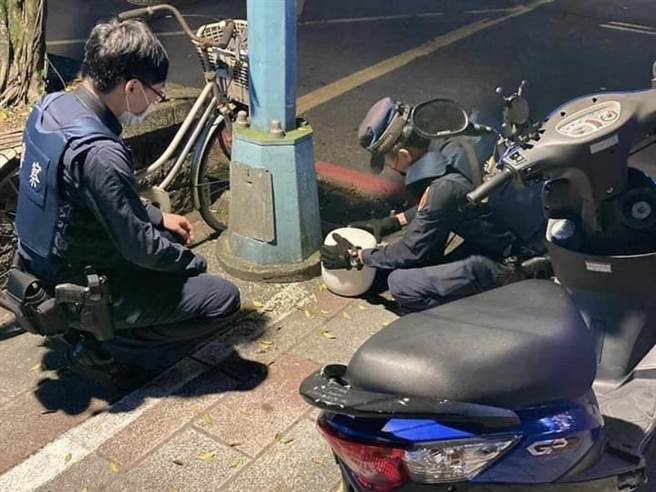 員警檢視骨灰罈，確認無內容物。（翻攝自臉書）