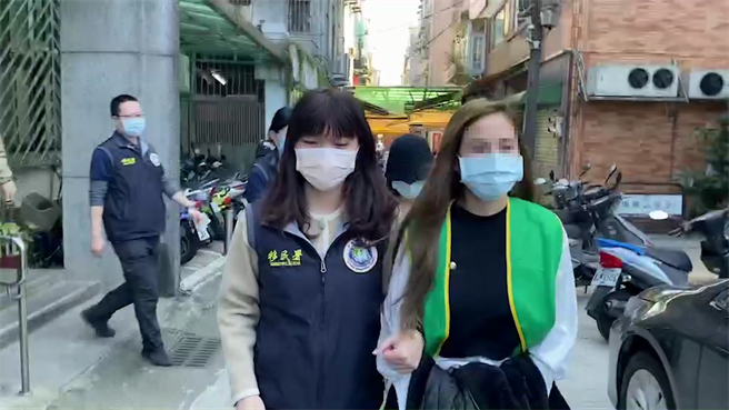 越南籍陳姓女子在未具我國醫師執照情況下，開設醫美診所，從事紋眉、豐唇等整形手術。（移民署提供／陳彩玲基隆傳真）
