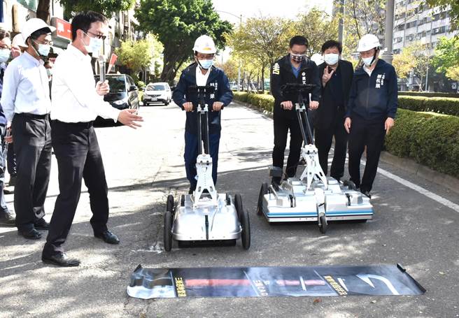 高雄市副市长林钦荣（前左二）2日使用雷达检测机扫描路面下的情形。（林瑞益摄）