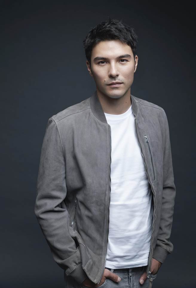 凤小岳唱演弹自如才华洋溢，获伍佰赏识。（太空弹剧团提供）