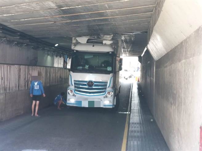 大货车驾驶未注意限高，导致卡在涵洞内。（民眾提供）