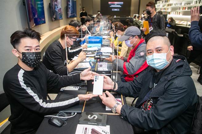 三星Galaxy S22旗舰系列今日开放早鸟取货，首位排队消费者许先生现场交机。（三星提供）