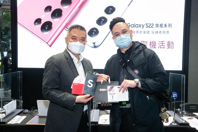 台灣三星電子行動與資訊事業部副總經理陳啓蒙（左）與今（2日）搶得頭香的許先生合影。（三星提供）