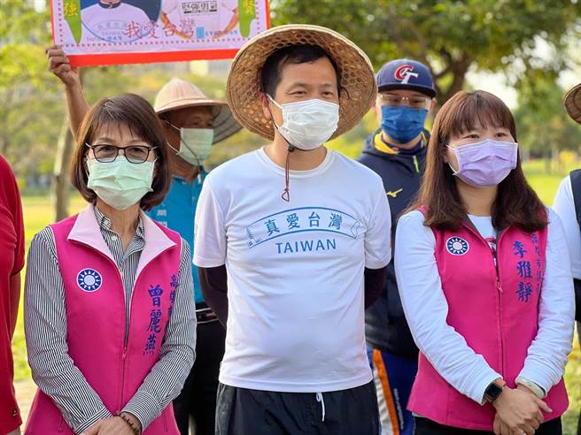 國民黨副祕書長、台北市議員羅智強的公投謝票之旅，今（2）日早上從五甲公園出發，高市議長曾麗艷（左）、高市議員李雅靜（右）現身力挺。（柯宗緯攝）