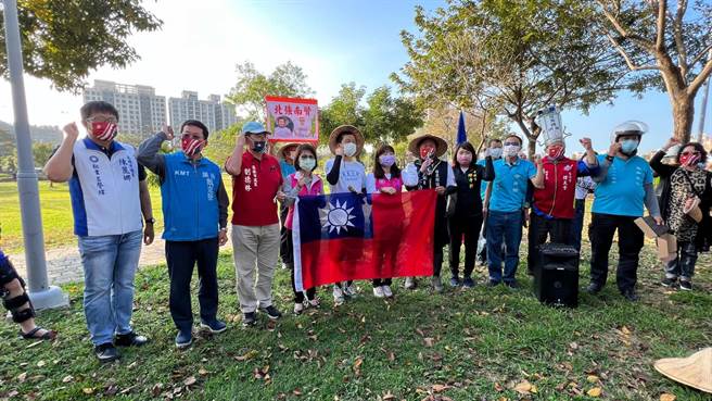 今早出發點五甲公園，國民黨籍高市議長曾麗燕、議員邱于軒、劉德林、無黨籍議員參選人徐尚賢等人與會支持，眾人唱完國歌後展開今日行腳行程。（柯宗緯攝）