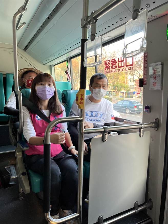 高市議員李雅靜今早特地用羅志強發起的「希望公車」，從羅住宿的地方接到今早出發點五甲公園。（柯宗緯翻攝）