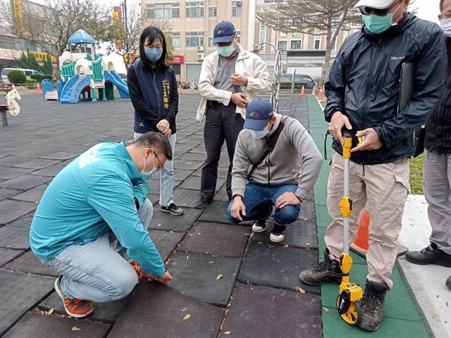 市议员施志昌（左）2日邀集相关单位会勘大甲区孟春公园，发现地垫多处翻起不平且接缝大，使得孩子游玩时容易跌倒造成危险。（市议员施志昌提供）