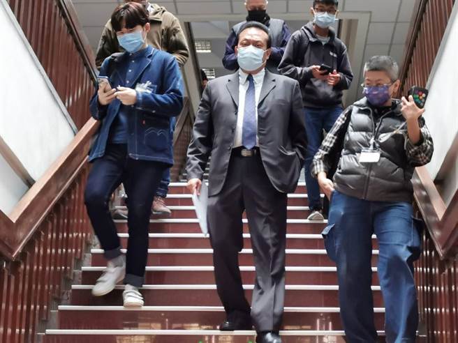 立委苏震清(中)为收贿案今至台北地院出庭。(蒋永佑摄)