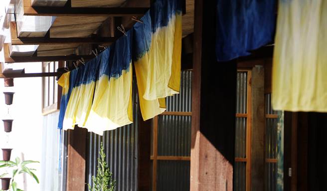 嘉義縣朴子好書室1日晚上多位成員手染製作20幅烏克蘭藍黃國旗上網義賣，一夜銷售一空。（呂妍庭攝）