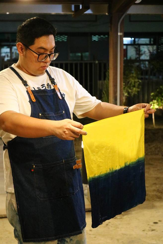 嘉義縣朴子好書室1日晚上多位成員手染製作20幅烏克蘭藍黃國旗上網義賣，一夜銷售一空。（取自陳俊哲臉書∕呂妍庭嘉義傳真）