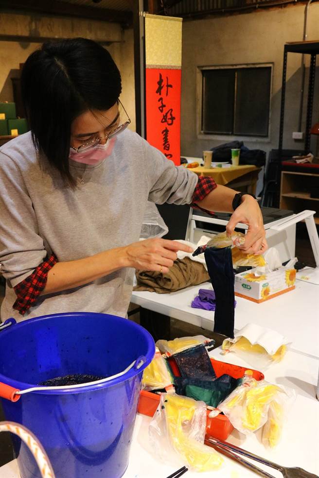 嘉義縣朴子好書室1日晚上多位成員手染製作20幅烏克蘭藍黃國旗上網義賣，一夜銷售一空。（取自陳俊哲臉書∕呂妍庭嘉義傳真）