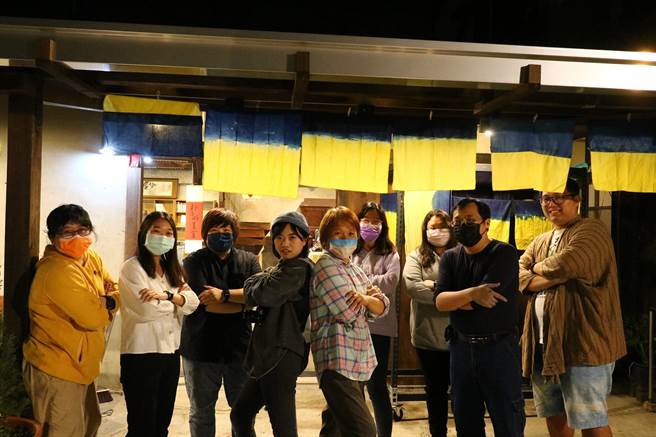 嘉義縣朴子好書室1日晚上多位成員手染製作20幅烏克蘭藍黃國旗上網義賣，一夜銷售一空。（取自陳俊哲臉書∕呂妍庭嘉義傳真）