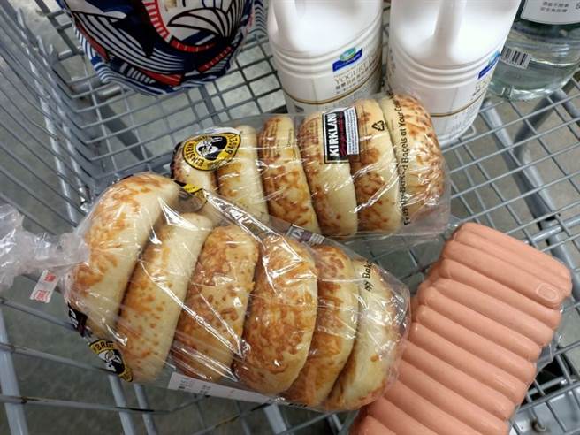 一名女网友到好市多买一袋贝果，结帐时收银员告知她有买一送一优惠，她又再拿了一袋，没想到知情的会员却说，一次就是要买两袋，并非真的买一送一。（图／翻摄自好市多商品经验老实说）