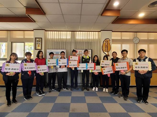 大甲高中有2人数A满级分，单科满级分人次成长达去年2.5倍。（大甲高中提供）