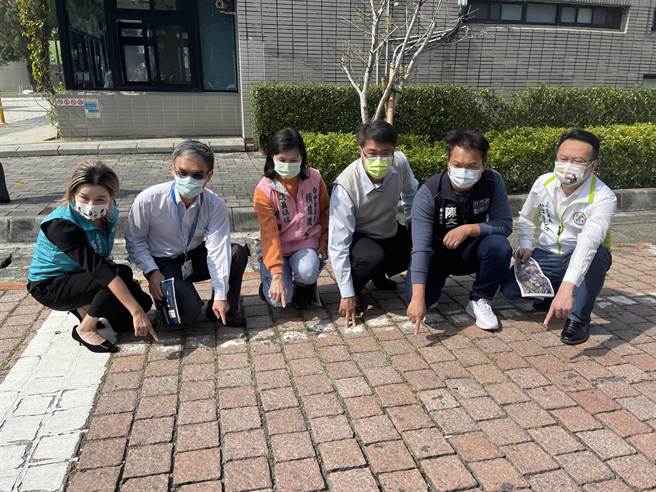 民進黨立委莊競程（右）除接獲民眾陳情，市議員陳文政（右2）也希望早日改善。（讀者提供／張妍溱台中傳真）