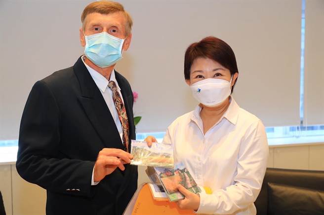 乌克兰艺术家伊凡‧叶何罗夫，与台中市长卢秀燕相见欢。（台中市府提供／卢金足台中传真）