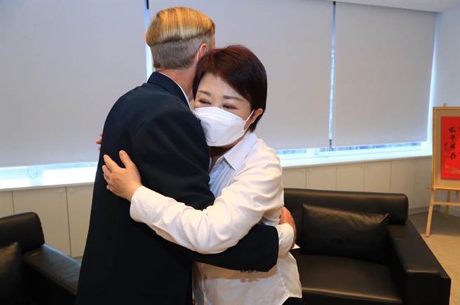  台中市长卢秀燕、乌克兰艺术家伊凡‧叶何罗夫，希望大家为乌克兰。（台中市府提供／卢金足台中传真）