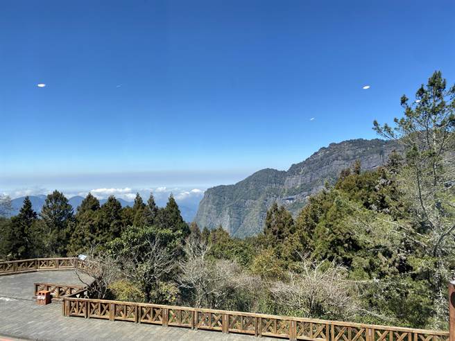 「森，2488品牌概念馆内」可眺望塔山。（张亦惠摄）