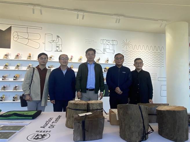 林务局局长林华庆（中）、嘉义林管处处长张岱（左二）及阿管处处长洪维新（右二）等人参与「森，2488品牌概念馆」开幕。（张亦惠摄）