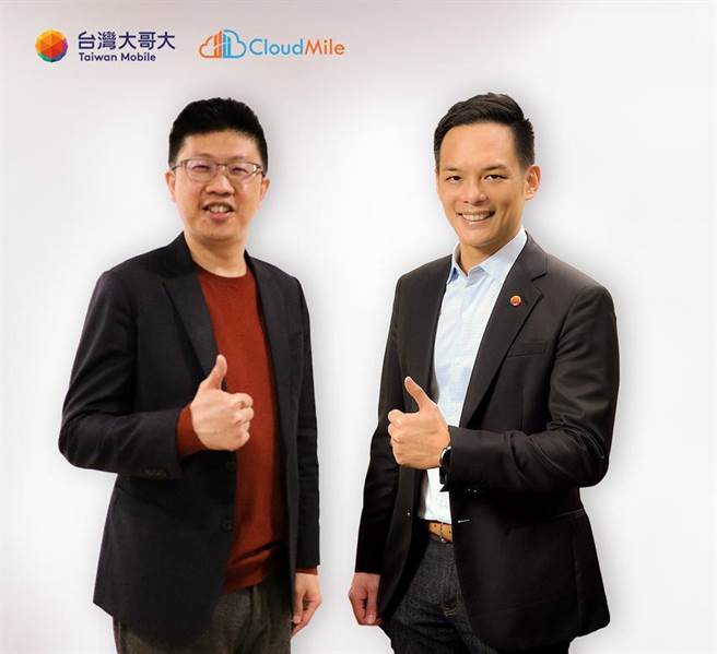 （台灣大哥大2日宣布投資CloudMile萬里雲，強攻企業上雲、跨雲、AI雲商機，乘雲而上力拼再成長。右為台灣大哥大總經理林之晨，左為CloudMile萬里雲創辦人暨執行長劉永信。圖／台灣大哥大提供）

