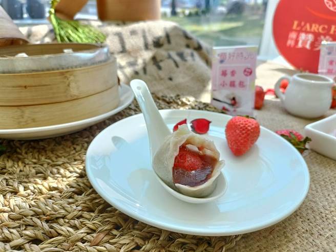 台南善化一家饭店业者推出草莓小笼包。(南科赞美提供／刘秀芬台南传真)