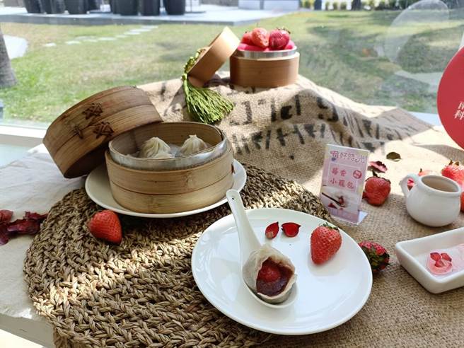 台南善化一家饭店业者推出草莓小笼包。(南科赞美提供／刘秀芬台南传真)