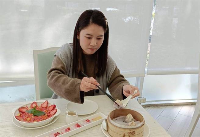 台南善化一家饭店业者推出草莓小笼包。(南科赞美提供／刘秀芬台南传真)