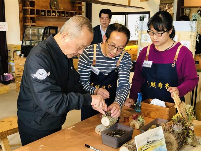 县长徐耀昌跟着进驻职人一同体验手作DIY。（苗栗县政府提供／李京升苗栗传真）