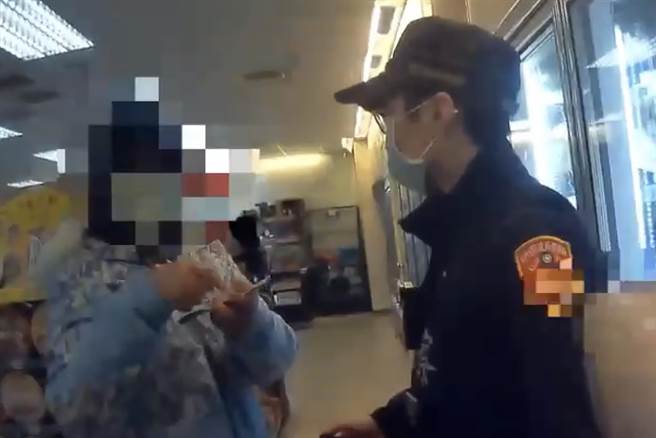 竹东分局二重埔派出所员警，及时拦阻施妇避免失金受骗。。（竹东分局提供／罗浚滨新竹传真）