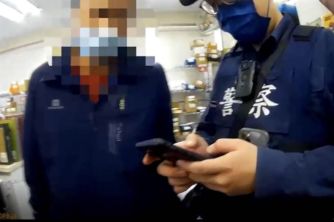 想援交的范男被威胁买3万元游戏点数，竹东派出所员警适时到场拦阻。（竹东分局提供／罗浚滨新竹传真）