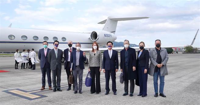 美國前參謀首長聯席會議主席穆倫1日率團訪台，圖右起分別為：前白宮國安會亞洲事務資深主任葛林（Michael Green）、前國防部政策次長傅洛依（Michele A. Flournoy）、美國前參謀首長聯席會議主席穆倫（Michael Glenn Mullen）、外交部長吳釗燮、前白宮副國安顧問歐蘇莉文（Meghan L. O'Sullivan）及前白宮國安會亞洲事務資深主任麥艾文（Evan S. Medeiros）等人。（外交部提供）