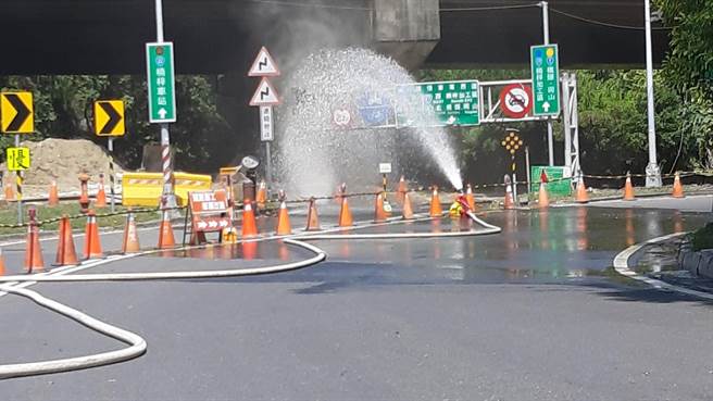 高楠公路北上机车地下道2日上午11时25分发生瓦斯管油气外泄，高雄市消防局人员到场喷水戒护。（翻摄照片／林瑞益高雄传真）
