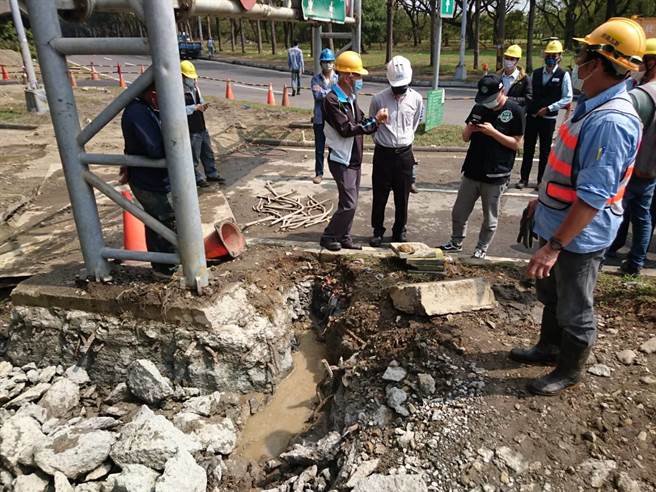 高楠公路北上机车地下道2日上午11时25分发生瓦斯管油气外泄，工程相关人员到场处理。（翻摄照片／林瑞益高雄传真）