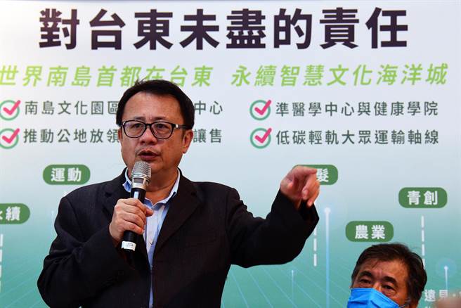 赖坤成1日记者会上批评饶庆铃及县府团队施政问题，县府2日发出书面声明大力驳斥。（庄哲权摄）
