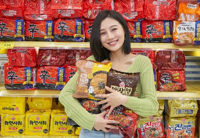台湾人最爱韩国泡麵，家乐福相关业绩成长2成、稳占进口泡麵前5名。（家乐福提供）