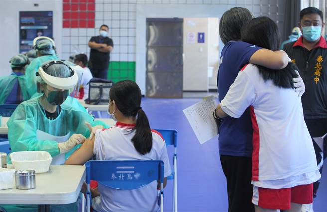 12歲以下要不要打疫苗？陳時中坦言，這題真的困難，是否讓幼童接種疫苗，專家至今激烈辯論中。（資料照/張鎧乙攝）