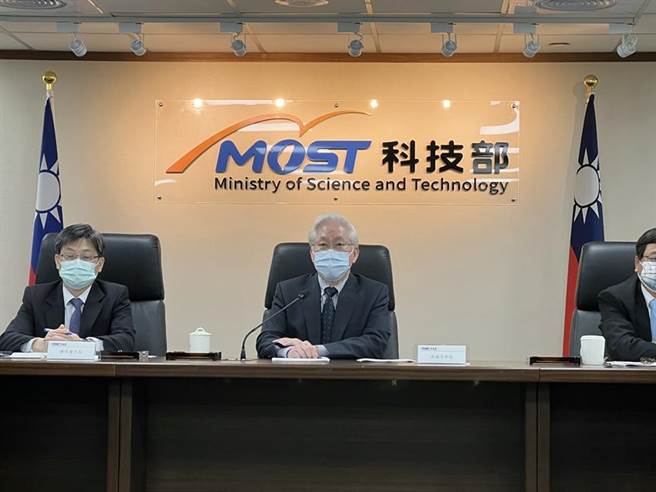 （科技部長吳政忠宣布，三大科學園區2021年營業額有爆發性成長，達到3兆7180.88億元。圖／彭媁琳攝）