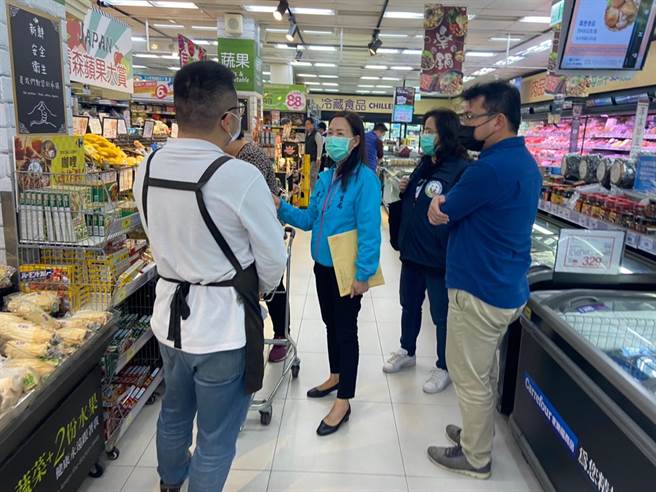 针对中央宣布松绑日本福食进口，金门县依据食安自治条例启动首波联合稽查，结果并未发现福岛5县食品流入市面。（金门县府提供）