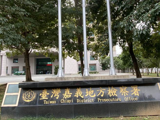 11个月大男婴夜宿车上死亡，嘉义地检署调查死因。（廖素慧摄）