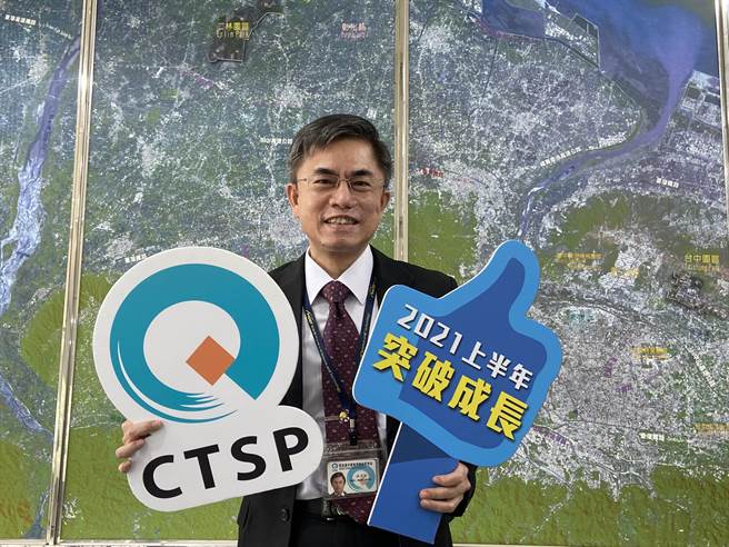 中科管理局許茂新表示，中科不受疫情影響，營收成長動能持續強勁，2021年營業額高達1兆352.32億元，是中科自2003年營運以來，營業額首次衝上兆元。（盧金足攝）