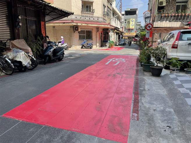 「停」標字底塗上大紅色提醒民眾注意。（洪靖宜攝）