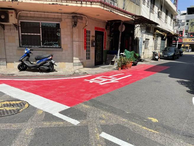 「停」標字底塗上大紅色提醒民眾注意。（洪靖宜攝）