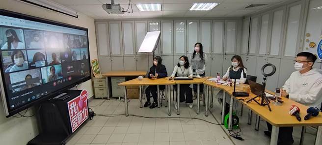 新北市教育局長張明文（右）說，新北推動「2025班班智慧教室」政策，擅用資訊科技是新北未來智慧學習的重點方向跟目標。（陳慰慈攝）