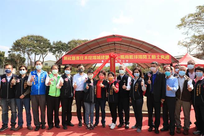 卢秀燕特感谢中央客委会及立法委员江启臣、市议员蔡成圭及冉龄轩协力促成，风雨运动场将成为活络客家文化的重要里程碑。（陈世宗摄）