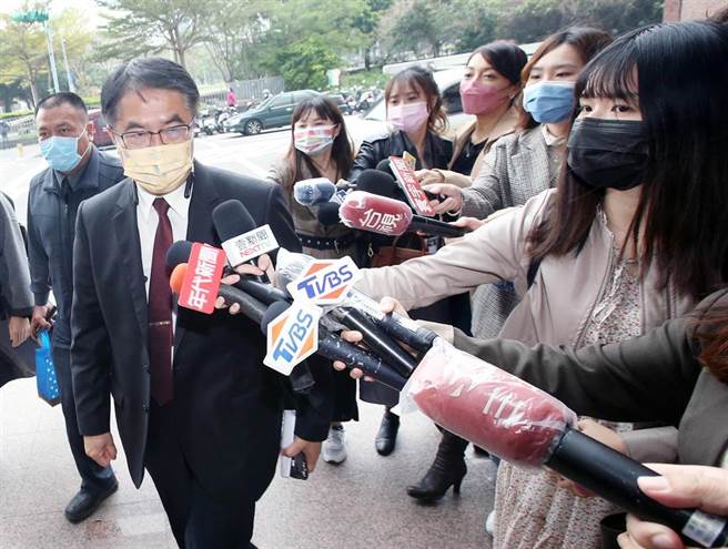 民進黨2日召開中執會，陷入「線民案」疑雲的台南市長黃偉哲（左）進入會場前向媒體表示，會後再接受採訪。（范揚光攝）
