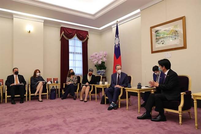 副总统赖清德接见美国总统拜登指派之跨党派特使团(总统府提供)