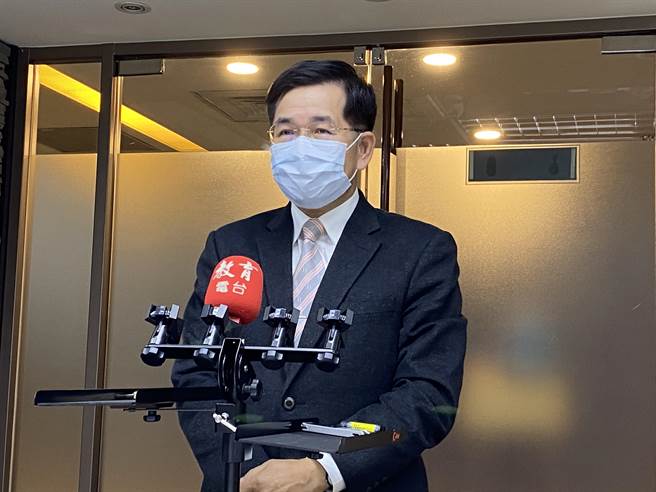 教育部長潘文忠今天表示，將支持大考中心建置題庫，以提升升學考試的命題穩定度。（林志成攝）